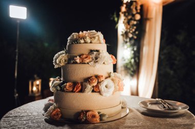 Arkadan aydınlatmalı ile akşam masada üzerinde güzel katmanlı pasta