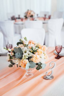 Tablo numarası ve buket düğün düzenlenmesi