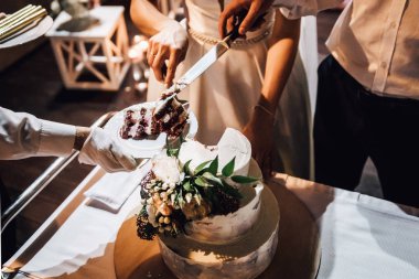 Gelin ve damadın kesme ve düğün pastası hizmet midsection