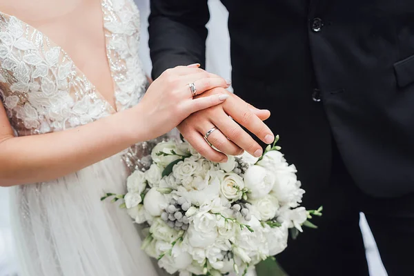 Close Mãos Noiva Noivo Com Anéis Casamento Buquê — Fotografia de Stock