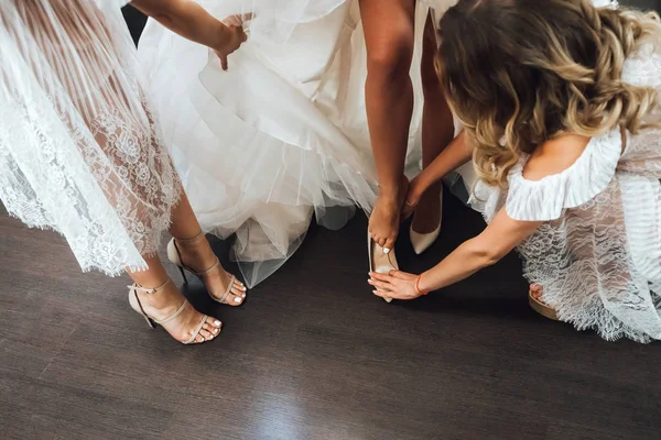 Vista Cortada Damas Honra Ajudando Noiva Vestindo Sapatos — Fotografia de Stock