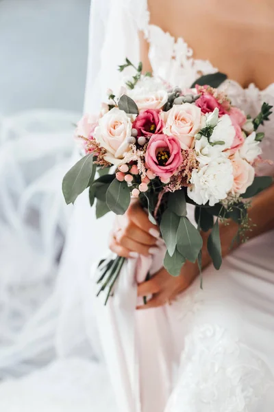 Sezione Centrale Della Sposa Che Tiene Bouquet Sposa Rosa — Foto Stock