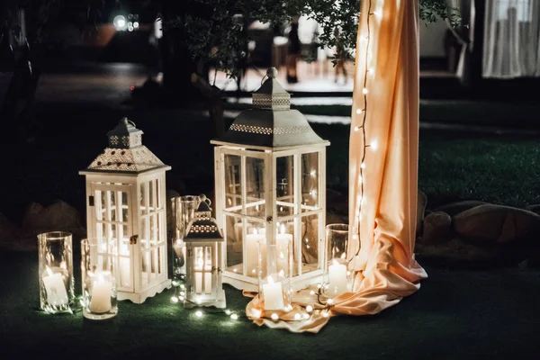 复古灯笼和灯光的婚礼安排 — 图库照片