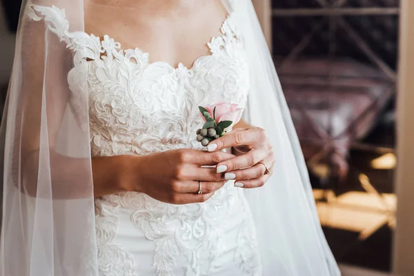 Mittelteil Der Braut Mit Sanftem Brautstrauß — Stockfoto