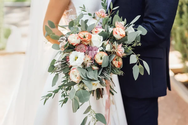 Tengah Tengah Pengantin Yang Sedang Memegang Buket Pernikahan — Stok Foto