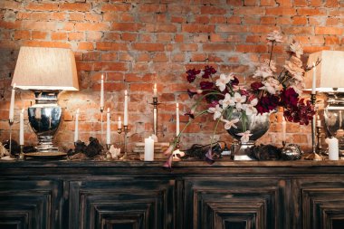 Tuğla duvara yakın çiçek güzel buket