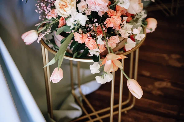 Buquê Flores Bonitas Suporte Ferro — Fotografia de Stock