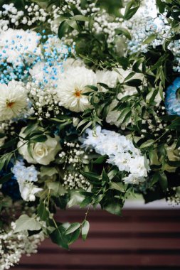 düğün dekorasyonu için güzel çiçekler