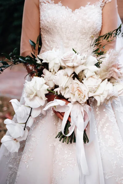 Noiva Vestido Noiva Branco Segurando Buquê Flores Vista Perto — Fotografia de Stock