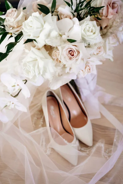 Hermosa Composición Boda Zapatos Blancos Velo Con Ramo Novia Vista — Foto de Stock