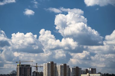 Şehir ve mavi gökyüzü bulutlar inşaat yaz manzara