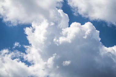 Yaz mavi gökyüzü ve bulutlar arka plan