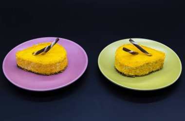 Yeşil ve mor tabak tatlı yiyecek üzerinde iki kek