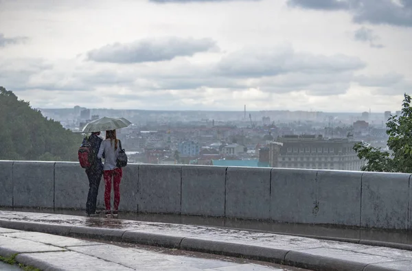 Aşk hikayesi çift yağmur görünümü şehir pano altında