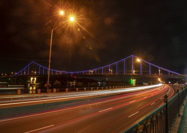 Gece yol ve köprü ışık şehir hareket seyahat