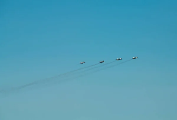 Grupo de combatientes ucranianos SU-27 volar ejército aire azul —  Fotos de Stock