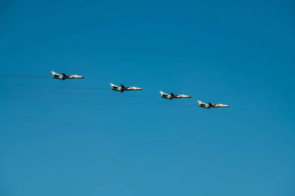 Grupo de combatientes ucranianos SU-27 volar ejército aire azul —  Fotos de Stock