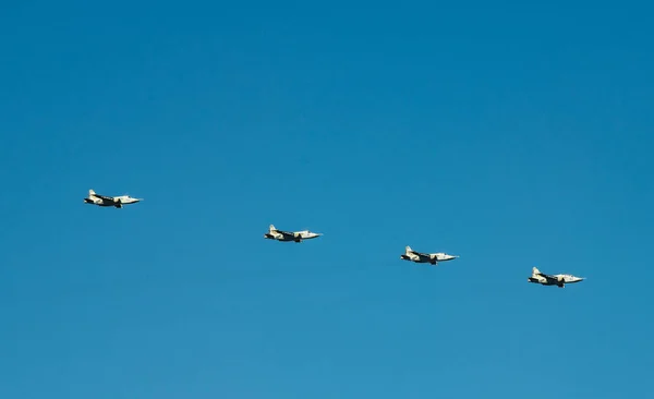 Grupo de combatientes ucranianos SU-27 volar ejército aire azul —  Fotos de Stock