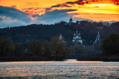 Kiev Dnipro Nehri'nin görünümü panorama kilise günbatımı