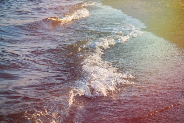 Dalgalar deniz kum yaz gün batımı fişekleri üzerinde seyahat — Stok fotoğraf