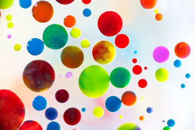 Beyaz arka plan soyut üzerinde güzel bir renk balonlar