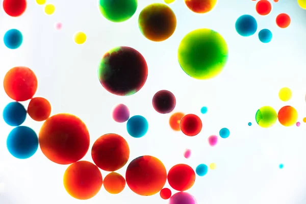 Bonitas burbujas de color sobre fondo blanco abstracto — Foto de Stock