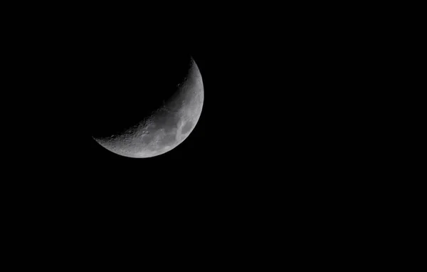 Bella mezza luna grande luce notturna scura — Foto Stock