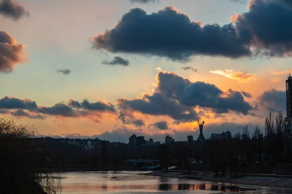 The Motherland Monument sunset swarm of birds Kiev — Stock Photo, Image