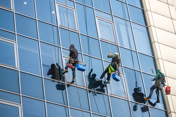 Скляний чистий чоловік будує вежу робочий бізнес — стокове фото