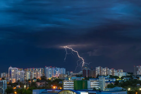 Gece akşam fırtına yıldırımlar panorama Kiev Ukrayna şehir