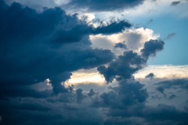 Mavi gökyüzü beyaz bulutlar güneşli gün soyut sanat arka plan