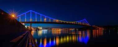 Kiev Ukrayna 'da Dnipro' daki yaya köprüsünün gece manzarası