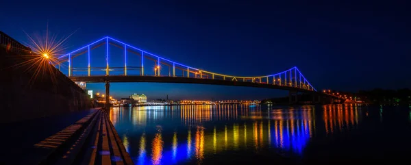 Kiev Ukrayna 'da Dnipro' daki yaya köprüsünün gece manzarası