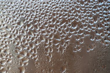 Cam yüzey dokusu penceresinde su damlaları 