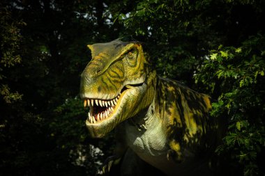 Ormanın yeşilinde büyük yeşil Tyrannosaurus 