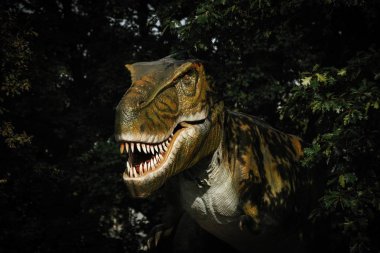Ormanın yeşilinde büyük yeşil Tyrannosaurus 