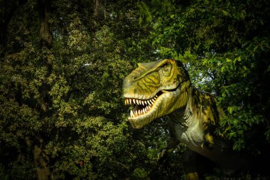 Ormanın yeşilinde büyük yeşil Tyrannosaurus 