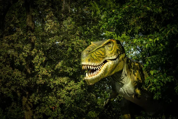 Ormanın yeşilinde büyük yeşil Tyrannosaurus 