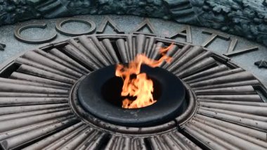 Bilinmeyen asker Kiev Ukrayna video anıtında Alev