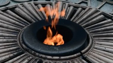 Bilinmeyen asker Kiev Ukrayna video anıtında Alev