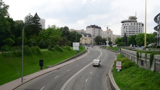 Trânsito Rodoviário Nuvem Dia Carros Movimento Kiev Ucrânia — Vídeo de Stock