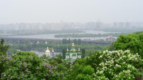 Primavera Kiev Panorama Bajo Lluvia Iglesia Floreciendo Lila Ucrania Video — Vídeos de Stock