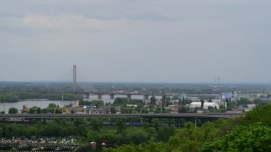 Kiev Ukaine Dnipro nehir sol sahil panorama bahar manzara 4k video trafik