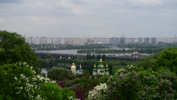 Primavera Kiev Panorama Después Lluvia Iglesia Floreciendo Lila Ucrania Video — Vídeo de stock