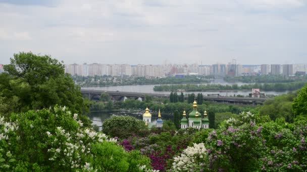 Весенняя Панорама Киева После Дождя Церковь Цветущая Сирень Украина Видео — стоковое видео
