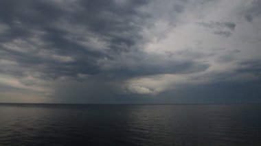 Akşam gökyüzü nehir manzara su yansıması bulutlar mavi saat 4k video