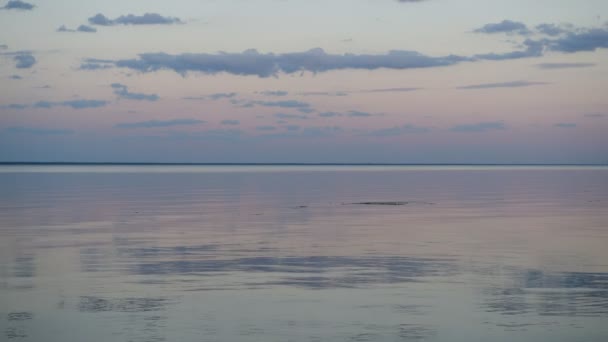 Abendhimmel Flusslandschaft Wasser Reflexion Wolken Blaue Stunde Video — Stockvideo