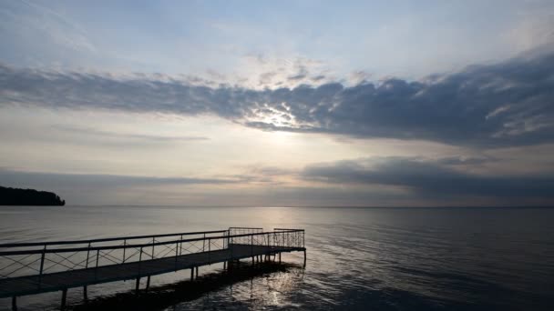 Soirée ciel rivière paysage eau réflexion nuages bleu heure 4k vidéo 