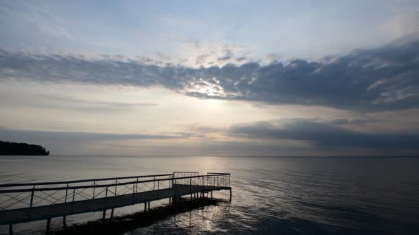 Sera Cielo Fiume Paesaggio Acqua Riflessione Nuvole Blu Ora Video — Video Stock