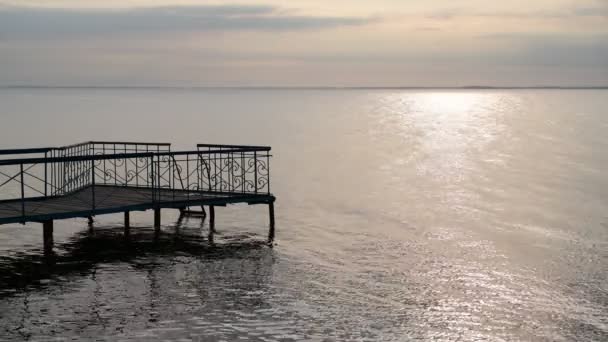 Evening Sky River Landskap Vatten Reflektion Moln Blå Timme Video — Stockvideo